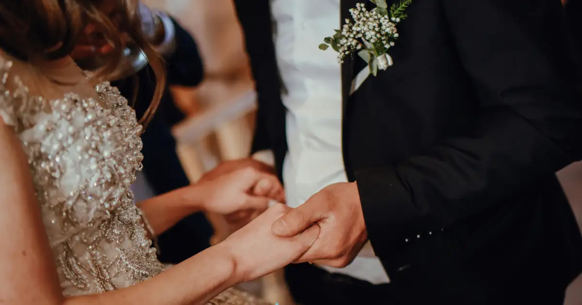 Detalle de manos entrelazadas en ritual celta de boda laica